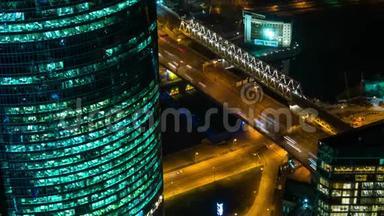 时间推移：摩天大楼，<strong>快速行驶</strong>的汽车交通和夜间温暖的路灯